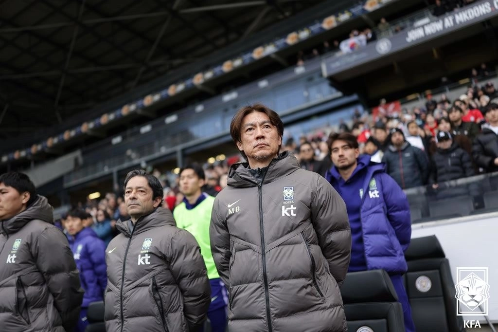 코트디부아르 경기 지켜보는 홍명보 감독  (서울=뉴스1) = 한국 축구 국가대표팀 홍명보 감독이 28일(현지시간) 영국 밀턴 케인스의 스타디움 MK에서 열린 코트디부아르와 평가전을 지켜보고 있다. (대한축구협회 제공. 재판매 및 DB금지) 2026.3.29/뉴스1