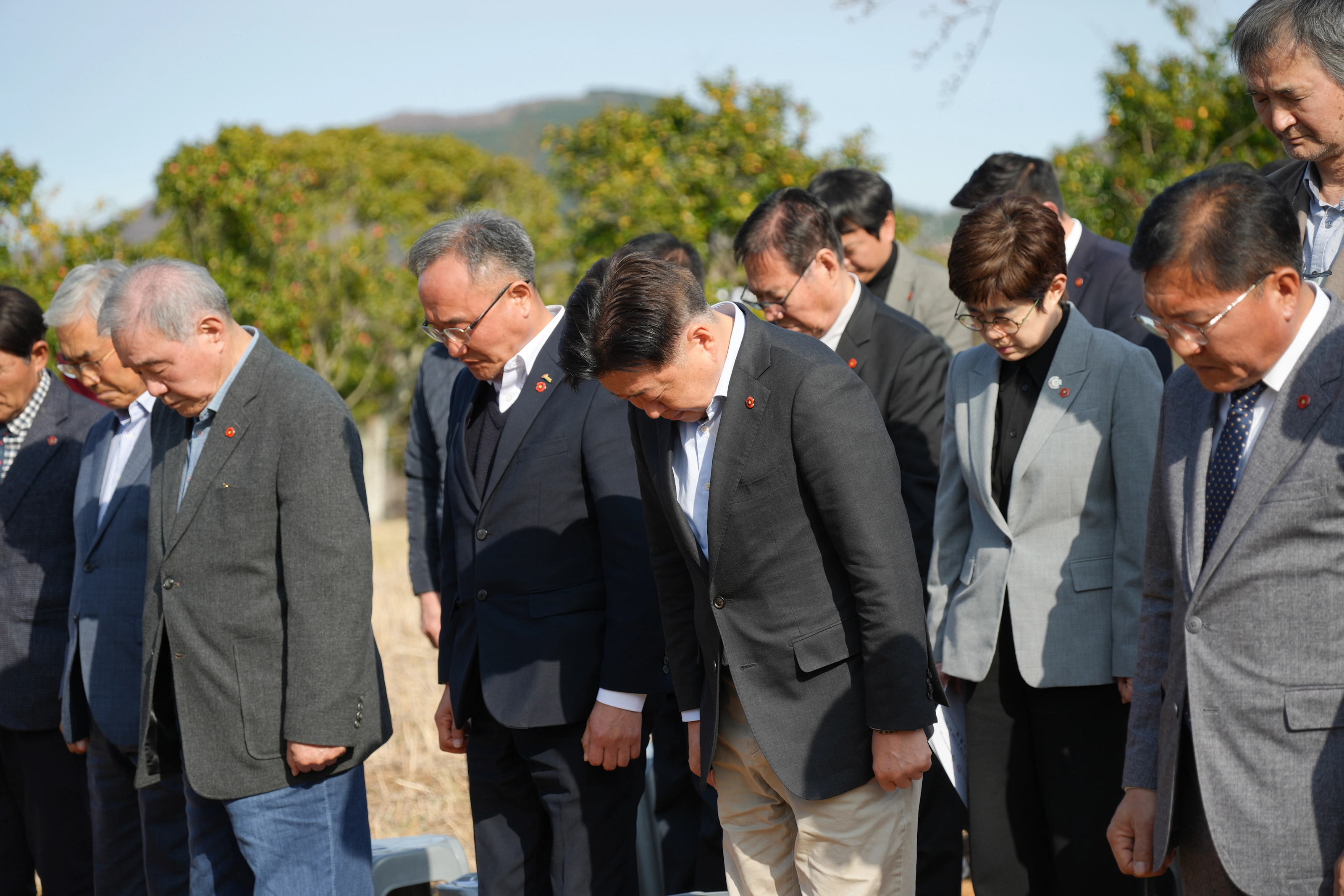 오영훈 지사, 하성용 4·3특별위원장, 임문철 4·3평화재단 이사장, 김창범 4·3유족회장 등 관계자 50여 명이 제주4･3의 진실을 담은 안내판 ‘바로 세운 진실’ 앞에서 묵념하고 있다. 제주도 제공