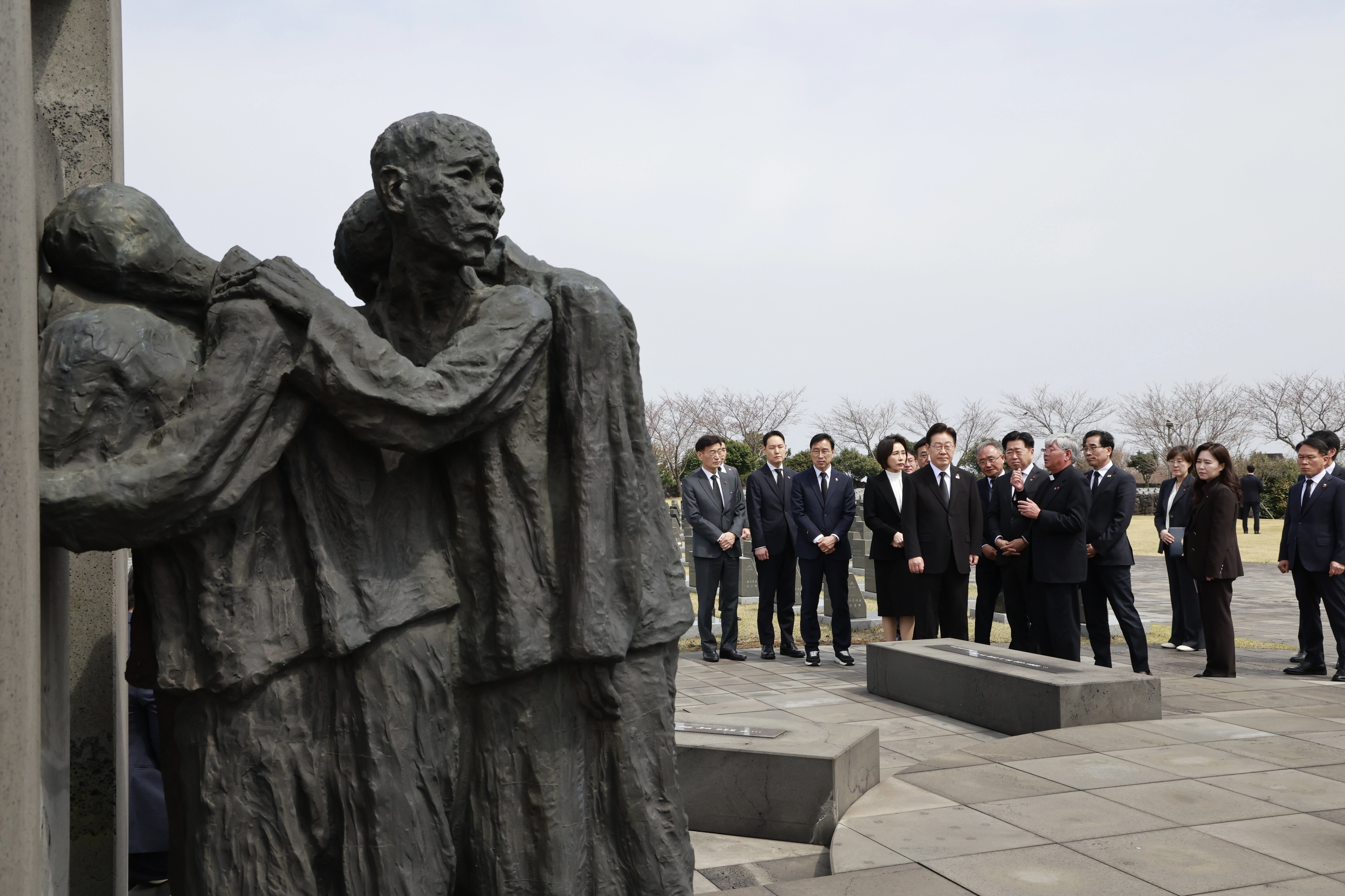 제주 4.3 평화공원 행방불명인 묘역 둘러보는 이재명 대통령 내외  이재명 대통령과 김혜경 여사가 29일 제주 4.3 평화공원 행방불명인 묘역에서 임문철 제주 4.3평화재단 이사장의 설명을 듣고 있다. 뉴시스