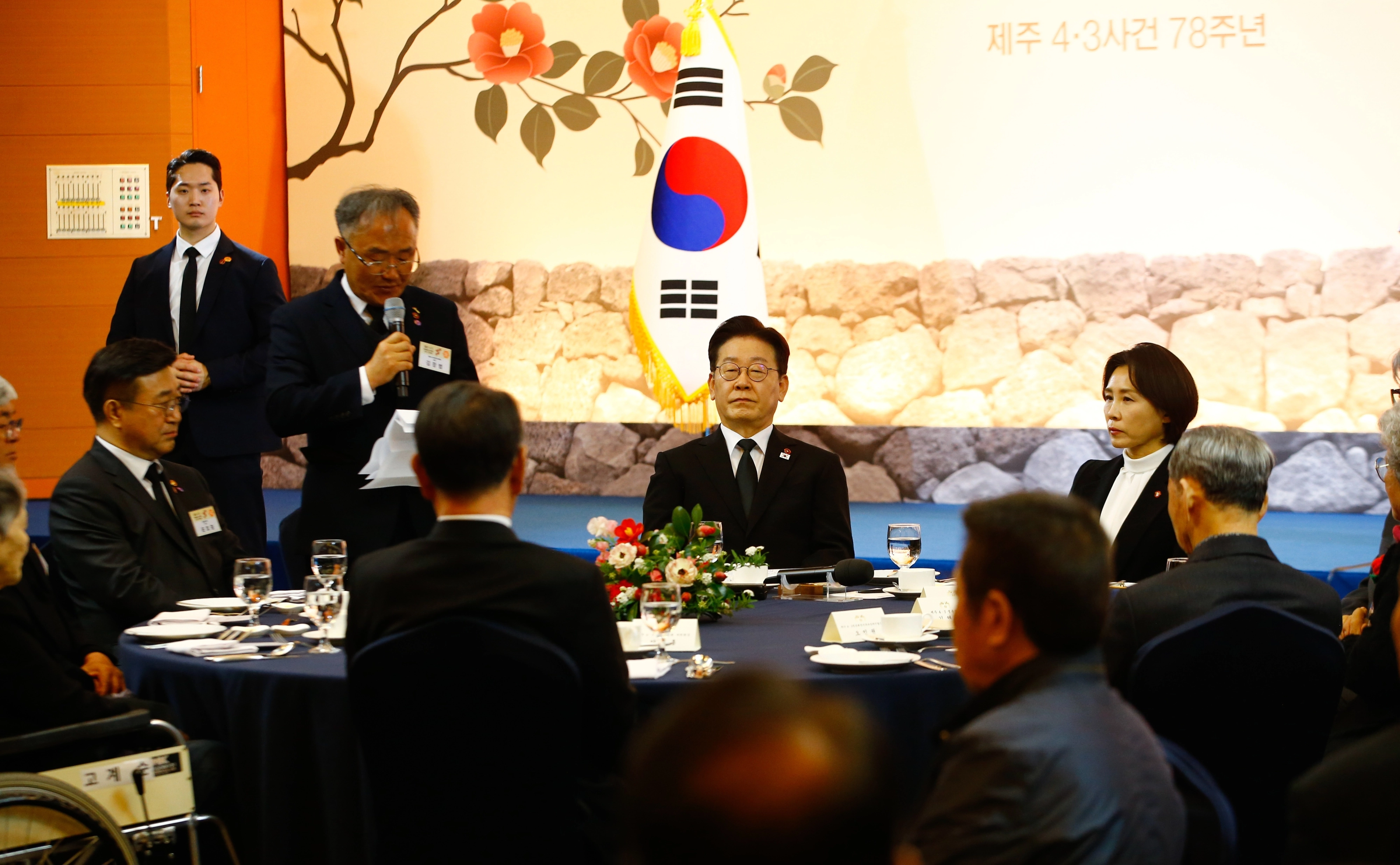 이재명대통령이 29일 한화리조트제주에서 열린 4·3유족회와의 오찬에서 김창범 제주4·3희생자유족회장이 유족회 입장을 전하고 있다. 제주도청출입기자단