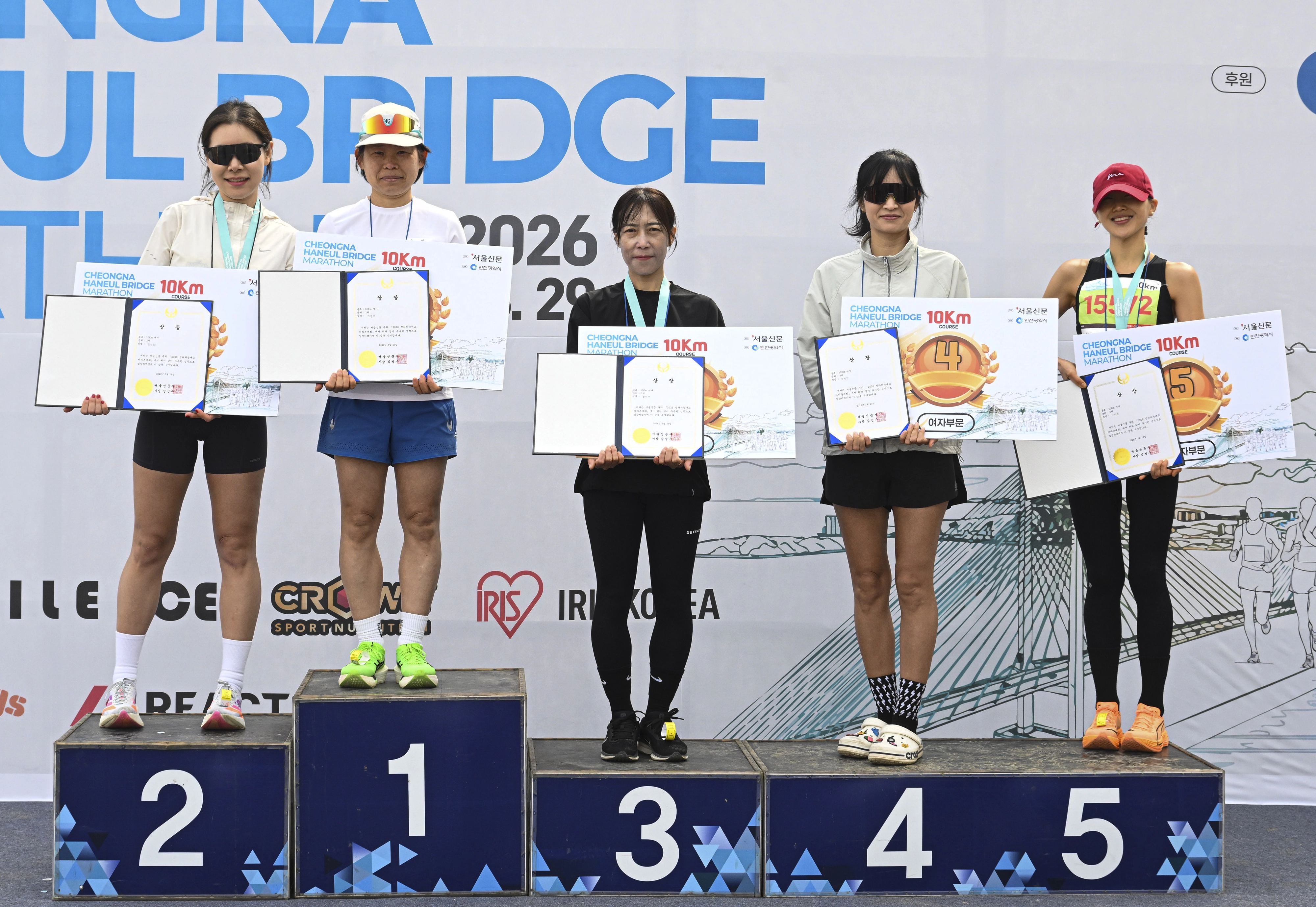 29일 인천 서구 청라하늘대교 인근에서 ‘2026 청라하늘대교 마라톤’ 시상식이 열리고 있다. 2026.3.29 이지훈 기자