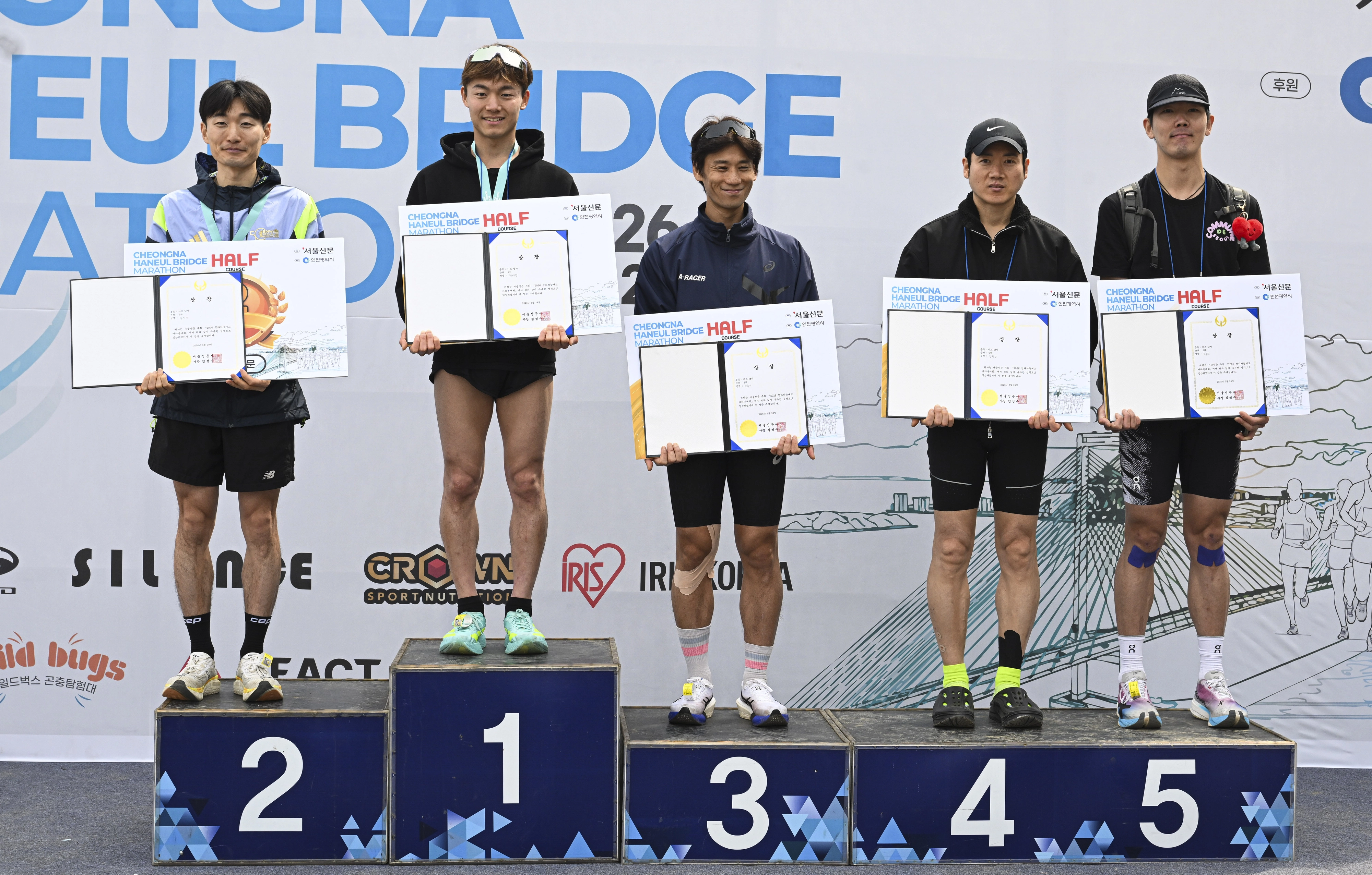 29일 인천 서구 청라하늘대교 인근에서 ‘2026 청라하늘대교 마라톤’ 시상식이 열리고 있다. 2026.3.29 이지훈 기자