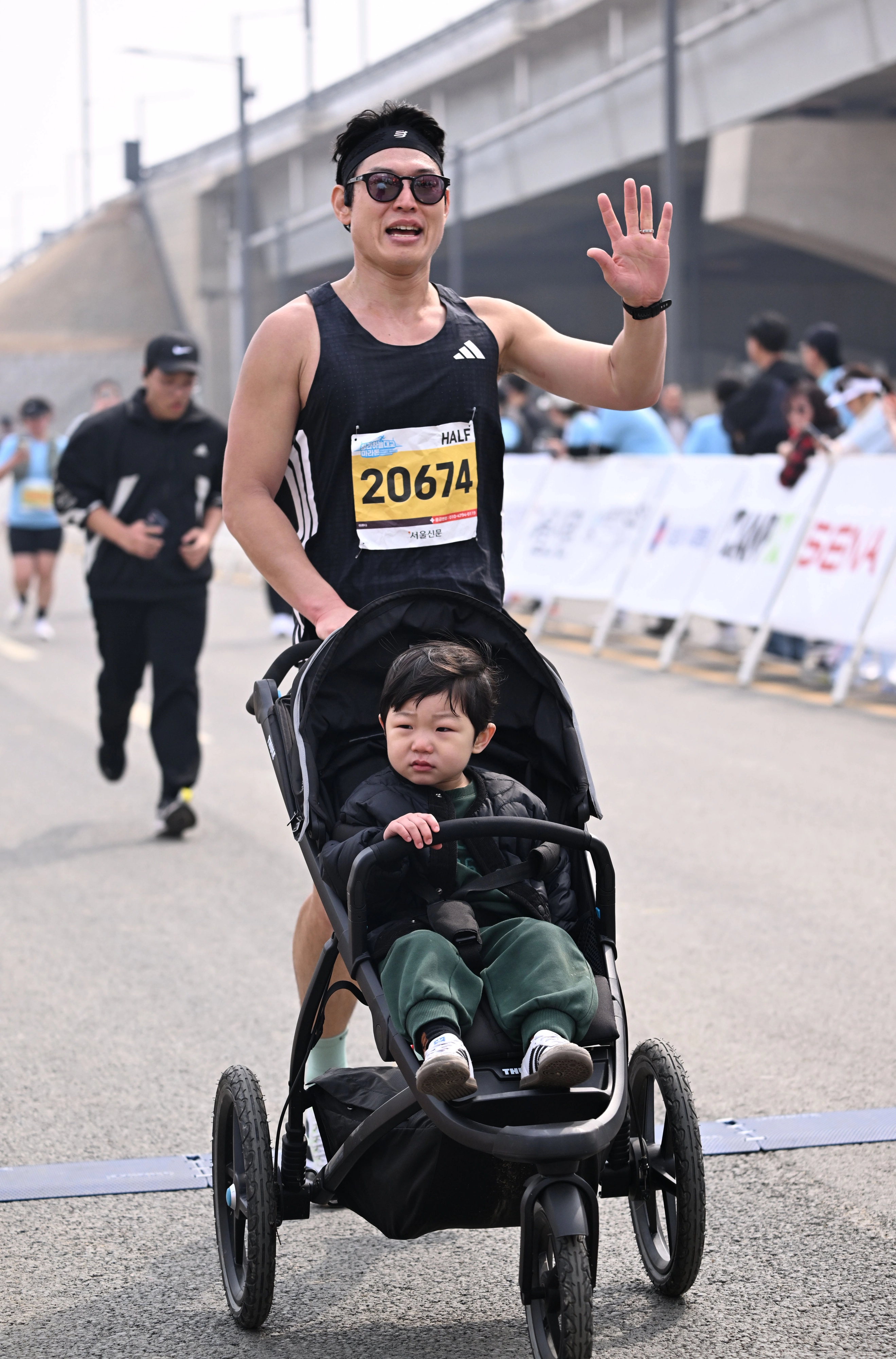 유모차에 어린 자녀를 태우고 하프 코스에 참가한 한 시민. 
도준석 전문기자