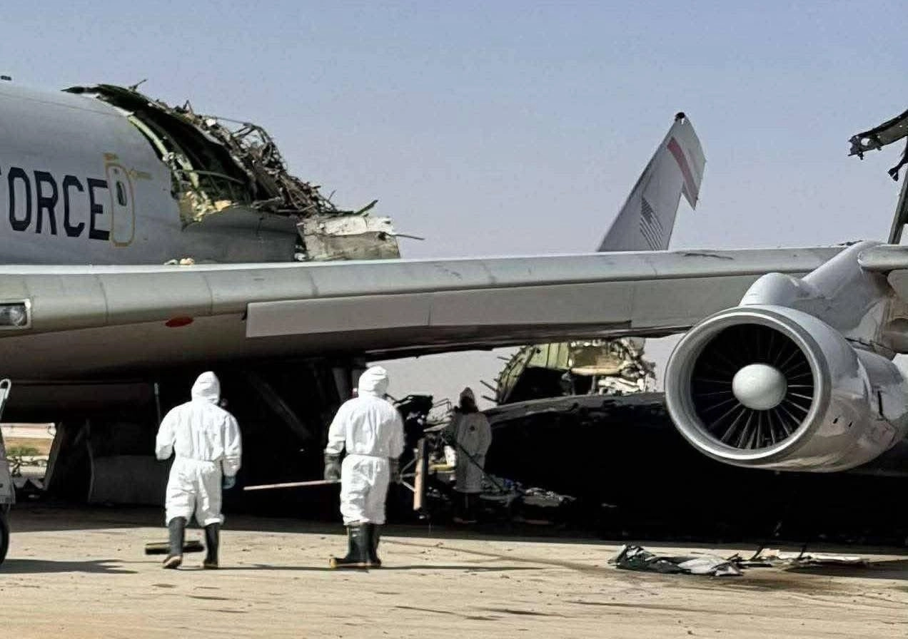 미 공군의 핵심 공중지휘통제 자산인 E‑3G 센트리 공중조기경보통제기(AWACS)가 이란의 공격으로 심각한 손상을 입은 것으로 알려졌다. 미국 군사 전문지 에어 앤드 스페이스 포스(ASF) 매거진은 익명의 미 정부 소식통과 공개출처정보(OSINT)를 종합해, 이 기지에 배치 중이던 E‑3G 가운데 최소 1대가 피격으로 손상된 것으로 보인다고 28일(현지시간) 전했다. 다만 이란 이슬람혁명수비대(IRGC)와 이란 국영 프레스TV 등이 전파 중인 파손 기체 사진(위)은 인공지능(AI) 생성 가짜일 가능성이 커, 피해 정도를 최종적으로 단정하기는 이르다. 2026.3.28 이란 IRGC