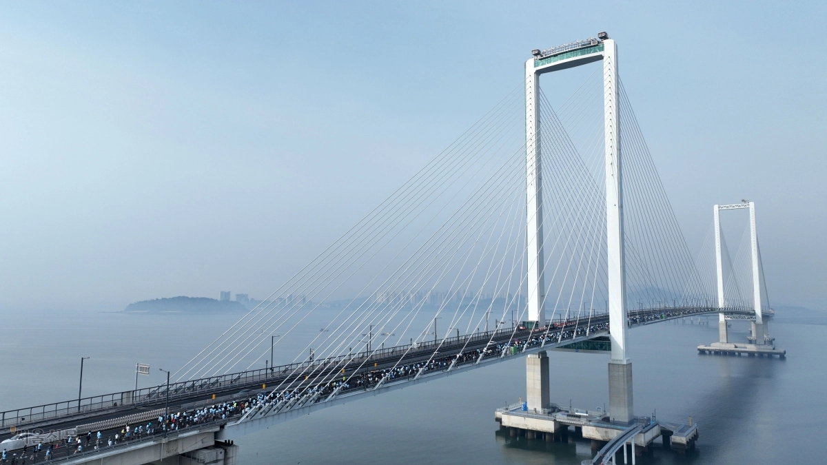 인천 내달린 5000개의 심장… ‘바다 위 하늘길’ 두 발로 열다[청라하늘대교 마라톤]