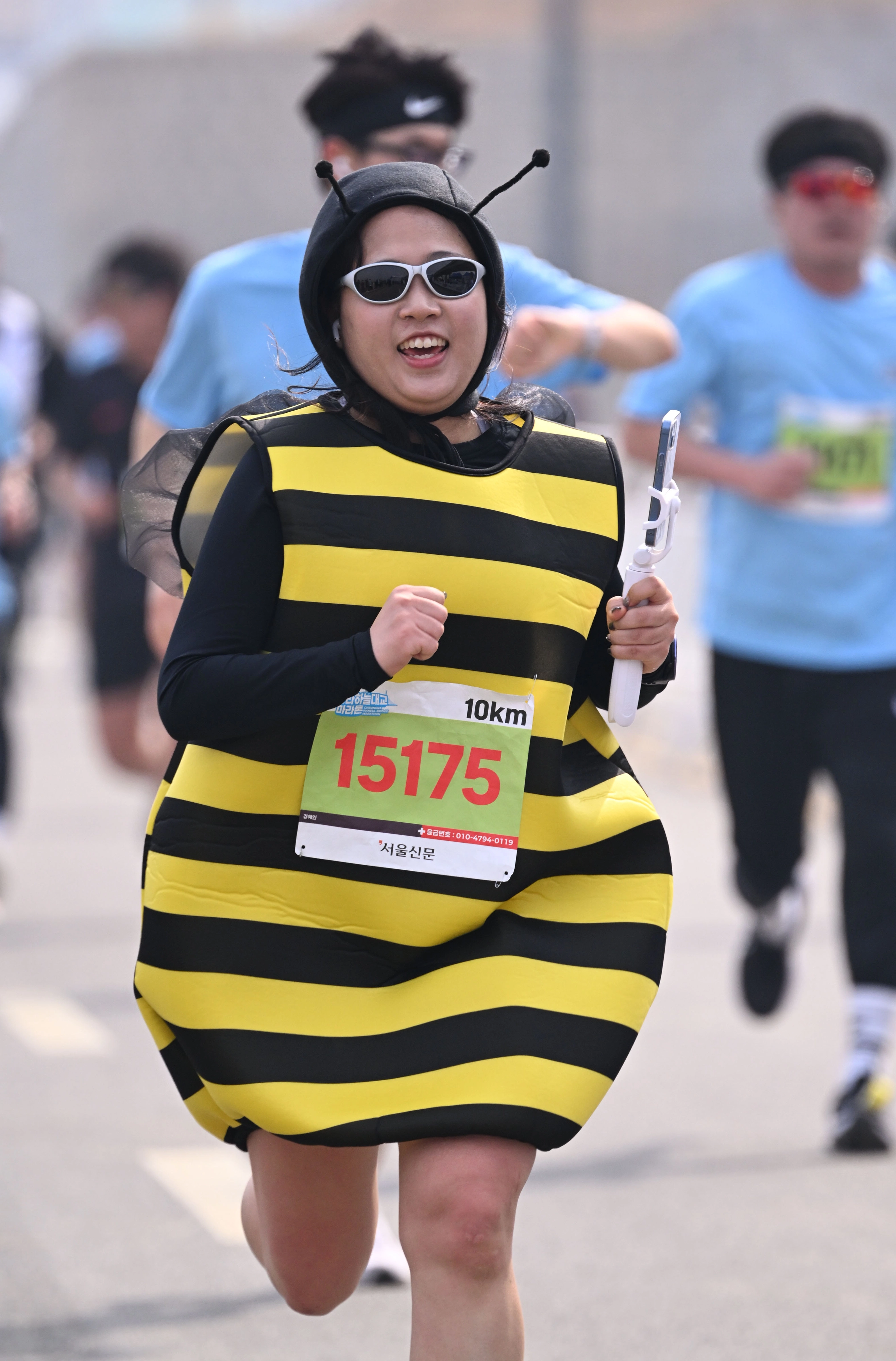 노란 줄무늬의 꿀벌 의상을 입고 달리기에 나선 이색 참가자. 
도준석 전문기자