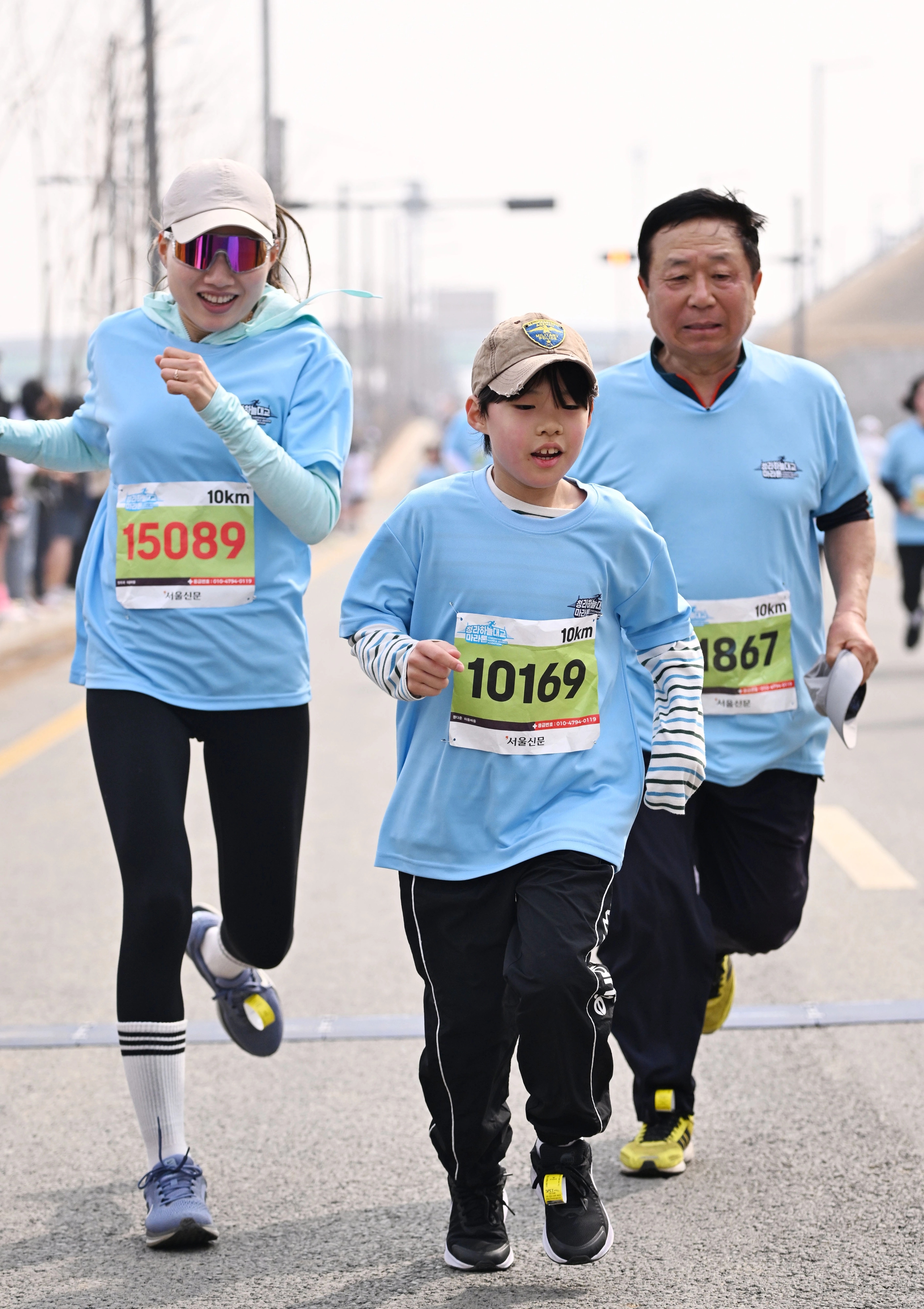 10㎞ 코스에 나란히 참가한 3대 가족.
도준석 전문기자