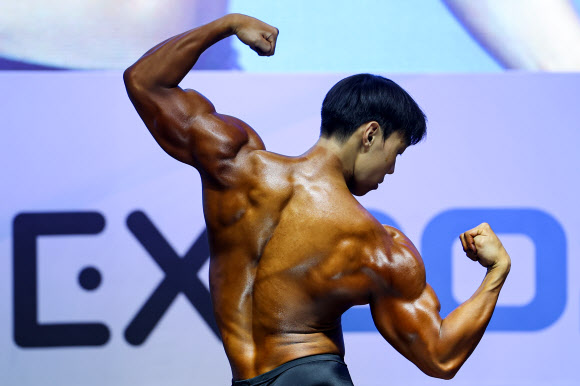 29일 서울 강남구 코엑스에서 열린 2026 SPOEX 고교보디빌딩 대회에서 참가자들이 포즈를 취하고 있다. 2026.3.29  연합뉴스