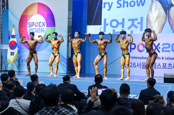 29일 서울 강남구 코엑스에서 열린 2026 SPOEX 고교보디빌딩 대회에서 참가자들이 포즈를 취하고 있다. 2026.3.29  연합뉴스