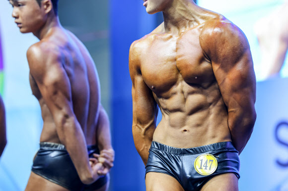 29일 서울 강남구 코엑스에서 열린 2026 SPOEX 고교보디빌딩 대회에서 참가자들이 포즈를 취하고 있다. 2026.3.29  연합뉴스