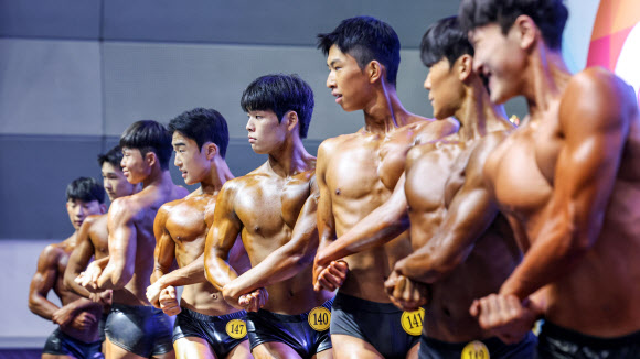 29일 서울 강남구 코엑스에서 열린 2026 SPOEX 고교보디빌딩 대회에서 참가자들이 포즈를 취하고 있다. 2026.3.29  연합뉴스