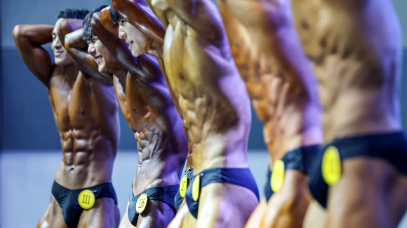 29일 서울 강남구 코엑스에서 열린 2026 SPOEX 고교보디빌딩 대회에서 참가자들이 포즈를 취하고 있다. 2026.3.29  연합뉴스