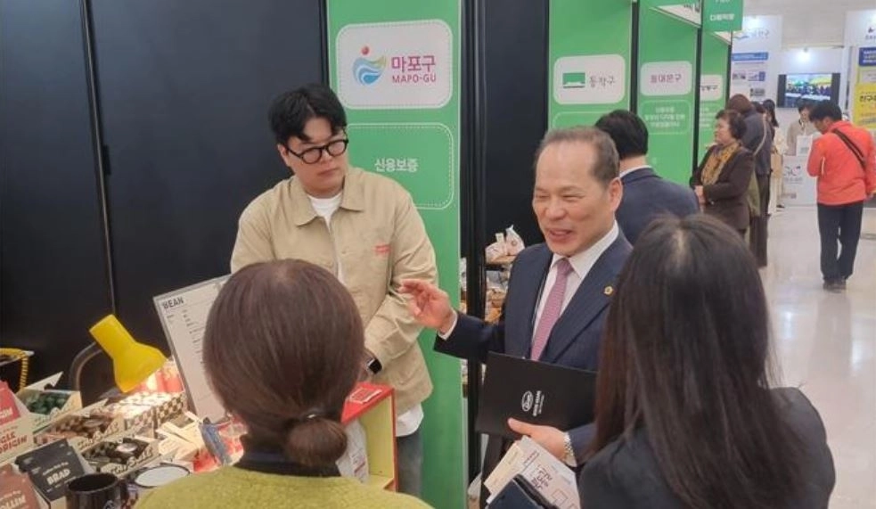 행사장을 둘러보는 소영철 의원