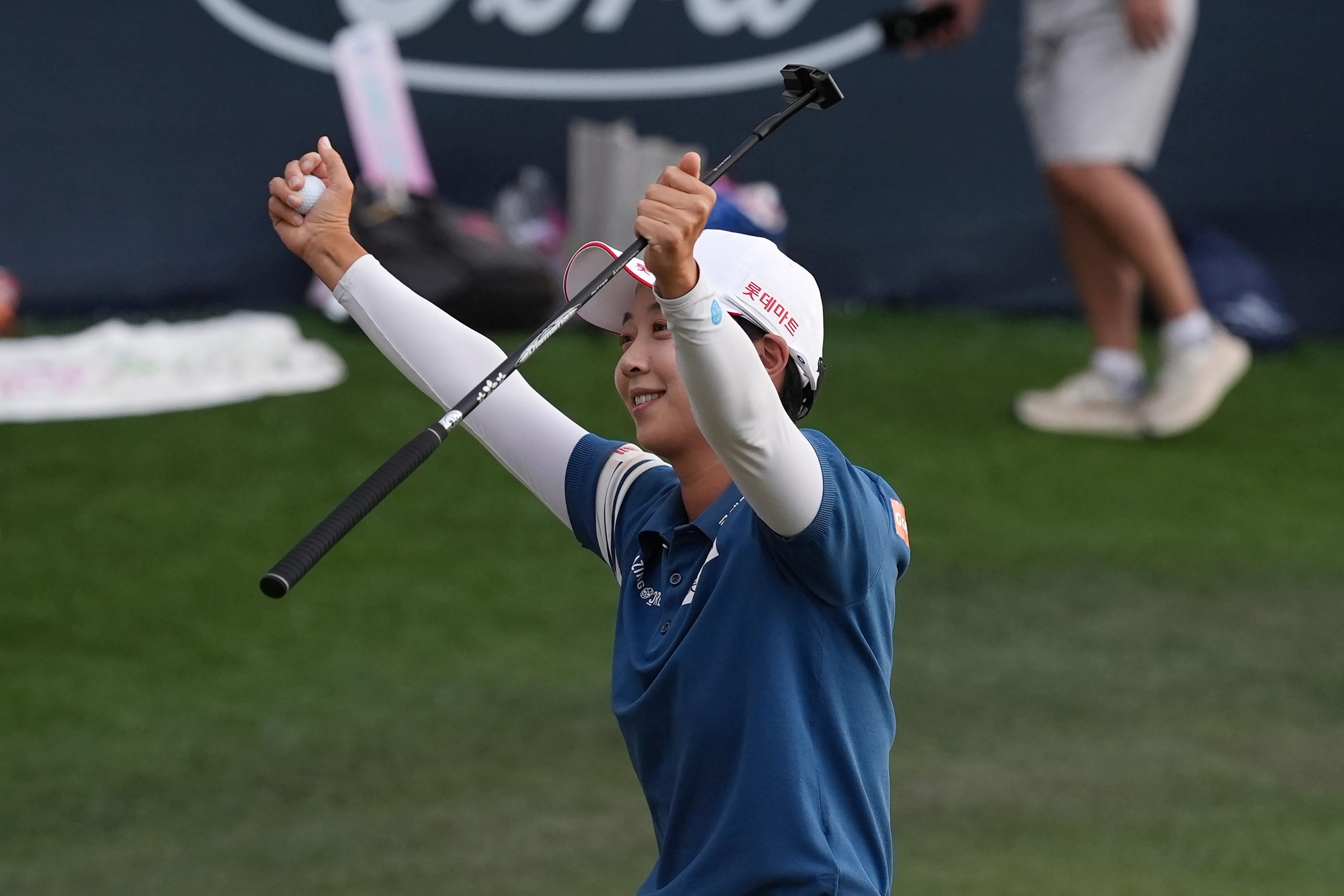 김효주가 LPGA투어 포드 챔피언십 최종 라운드 18번 홀에서 우승을 확정짓는 파퍼트를 넣고선 두팔을 번쩍 들며 기뻐하고 있다.