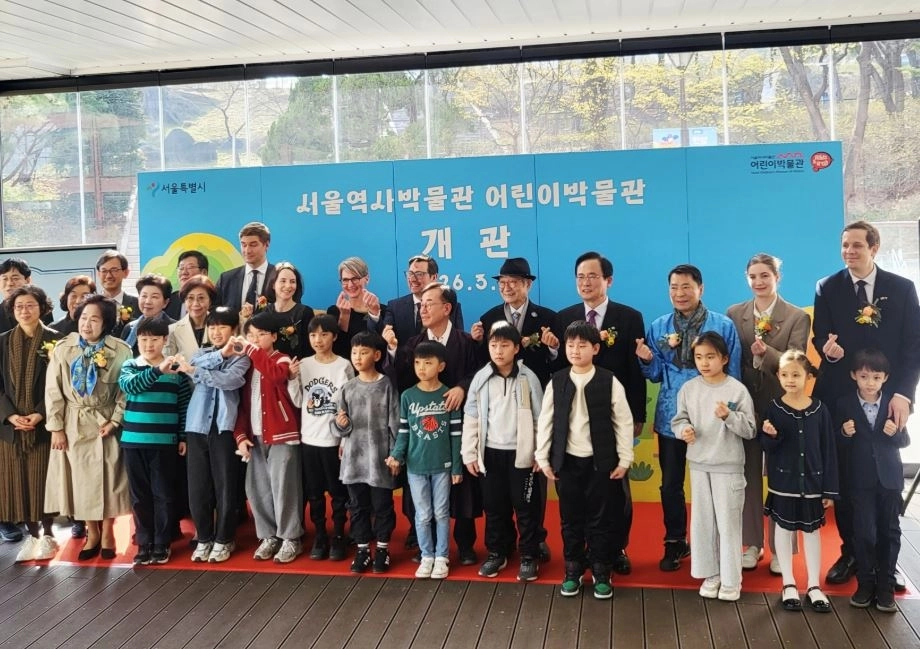 김형재 의원이 지난 26일 서울역사박물관 어린이박물관 야외 데크에서 개최된 어린이박물관 개관식에 참석해 기념촬영을 하고 있다.