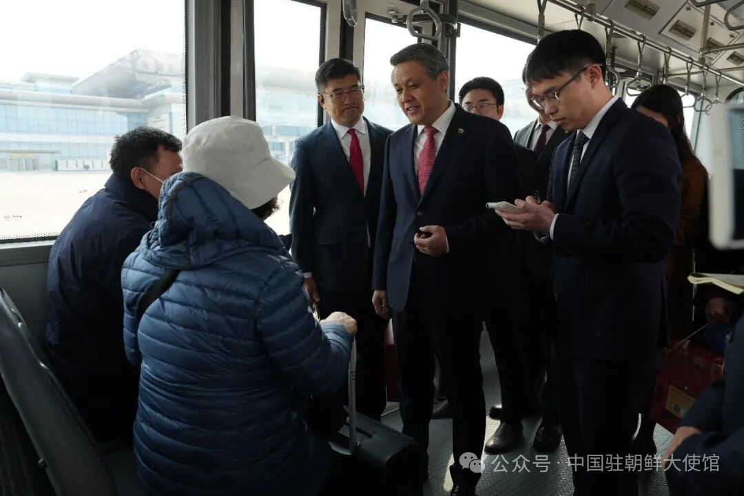 왕야쥔(오른쪽 두번째) 주북한 중국대사가 30일 북한 평양의 순안 국제공항에서 에어차이나 승객을 환영하고 있다. 위챗 캡처