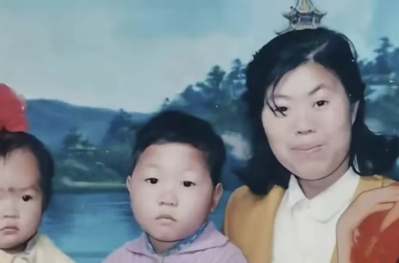 여성이 가지고 있던 남동생과의 유일한 가족사진. SCMP 캡처
