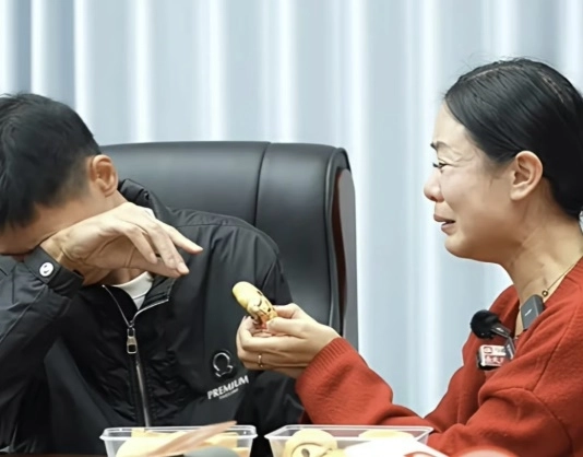 중국에서 어린 시절 빵 한 조각 때문에 동생을 잃었던 여성이 30여 년 만에 낡은 사진 한 장으로 동생을 찾아내 극적으로 재회한 사연이 전해졌다. SCMP 캡처