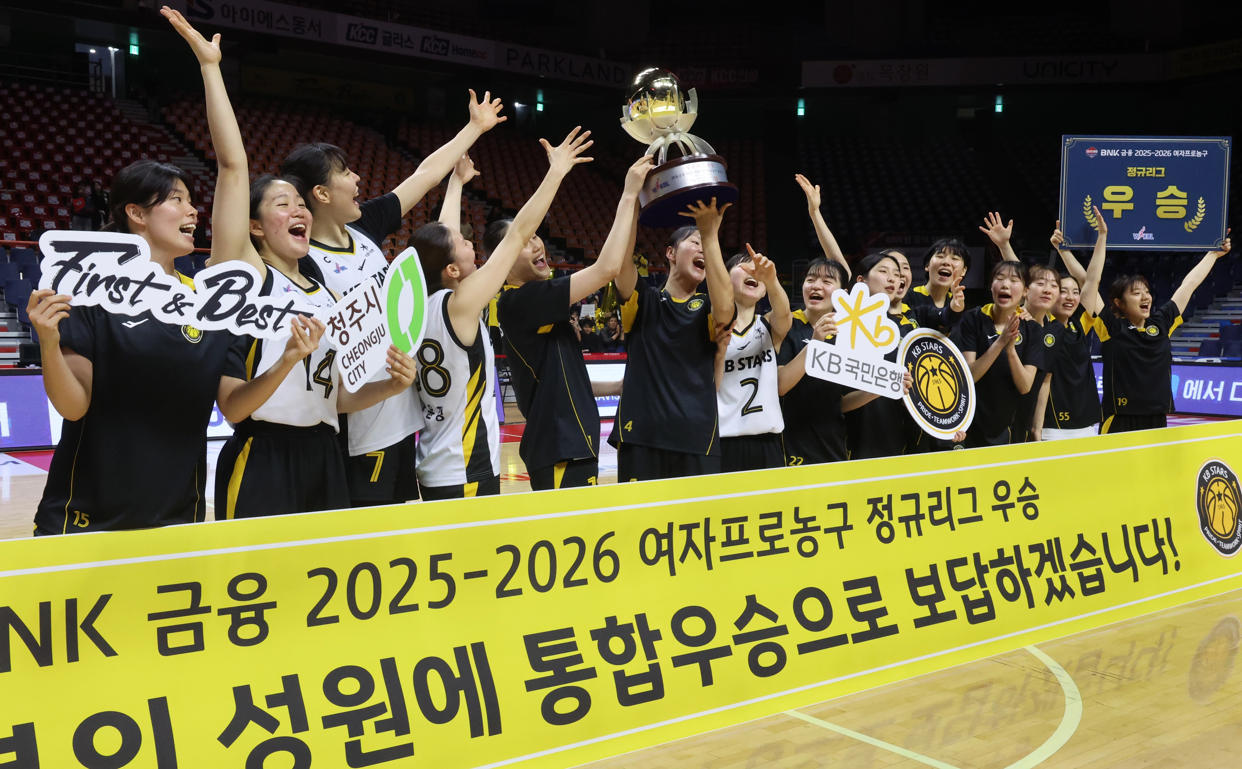 우승의 기쁨  우승의 기쁨  
    (부산=연합뉴스) 강선배 기자 = 30일 부산 사직체육관에서 열린 2025~2026 여자프로농구 부산 BNK 썸과 청주 KB스타즈의 정규리그 마지막 경기에서 승리하고 우승한 KB스타즈 선수들이 환호하고 있다. 2026.3.30 
    sbkang@yna.co.kr
(끝)


<저작권자(c) 연합뉴스, 무단 전재-재배포, AI 학습 및 활용 금지>