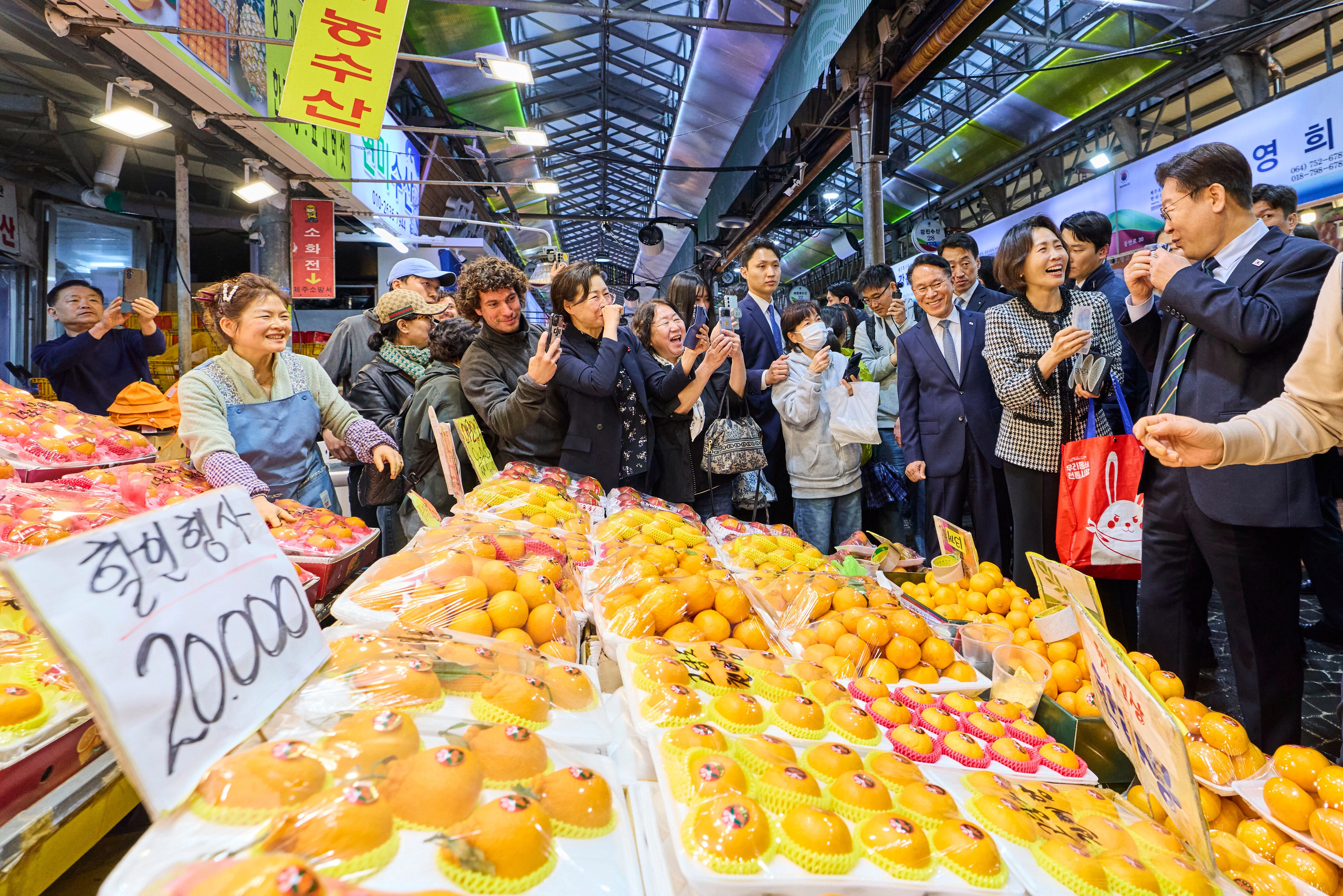 이재명 대통령과 김혜경 여사가 30일 제주 동문시장을 방문해 장을 보고 있다. 2026.03.30. 청와대 제공