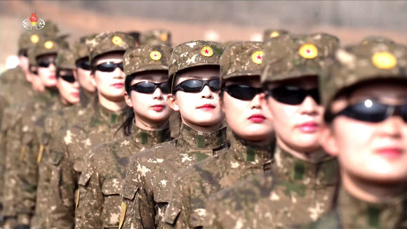 김정은 북한 국무위원장이 특수작전 훈련기지에서 특수부대의 훈련 참관시 여성 특수부대원들 훈련 모습을 조선중앙TV가 29일 방영했다. 훈련에서 여성 특수부대원들은 훈련 시범을 보였다. 2026.3.30  조선중앙TV 화면