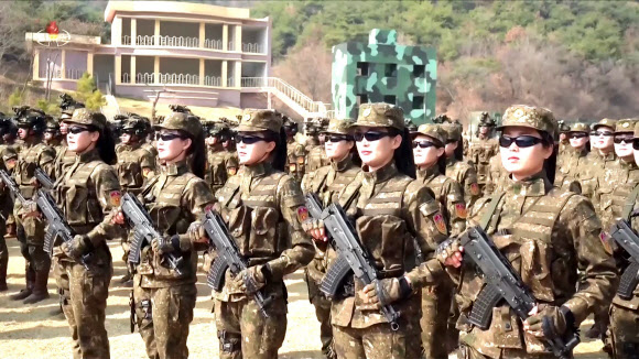 김정은 북한 국무위원장이 특수작전 훈련기지에서 특수부대의 훈련 참관시 여성 특수부대원들 훈련 모습을 조선중앙TV가 29일 방영했다. 훈련에서 여성 특수부대원들은 훈련 시범을 보였다. 2026.3.30  조선중앙TV 화면 