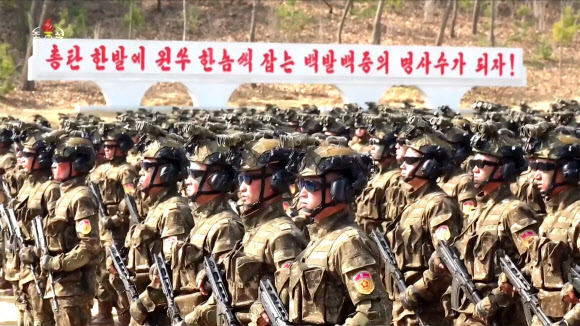 김정은 북한 국무위원장이 특수작전 훈련기지에서 특수부대의 훈련 참관시  특수부대원들 훈련 모습을 조선중앙TV가 29일 방영했다. 훈련장에 내걸린 ‘총탄 한발에 원쑤 한놈씩 잡는 백발백중의 명사수가 되자’. 구호를 클로즈업한 장면. 2026.3.30 조선중앙TV 화면