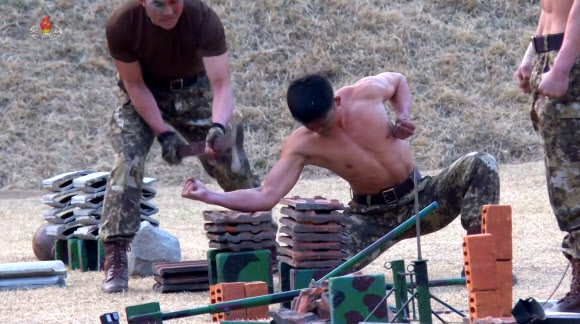 김정은 북한 국무위원장이 특수작전 훈련기지에서 특수부대의 훈련 참관했다. 특수부대원들의 훈련 모습을 조선중앙TV가 29일 방영했다. 2026.3.30 조선중앙TV 화면  