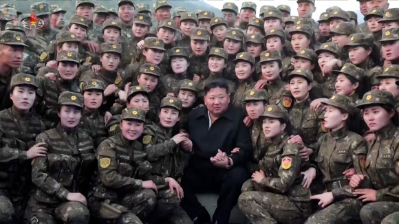김정은 북한 국무위원장이 인민군 총참모부 작전국직속 특수작전훈련기지를 방문해 특전대원들의 훈련을 참관한 뒤 기념사진을 찍었다고 조선중앙TV가 29일 보도했다. 2026.3.30 조선중앙TV 화면