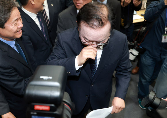 김부겸 전 국무총리가 30일 국회 소통관에서 대구시장 출마를 선언한 후 이동하고 있다. 2026.3.30 연합뉴스