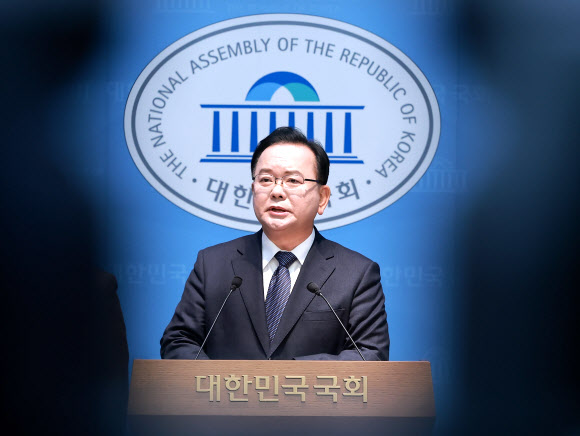 김부겸 전 국무총리가 30일 국회 소통관에서 대구시장 출마를 선언하고 있다. 2026.3.30 연합뉴스