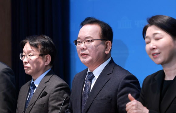 김부겸 전 국무총리가 30일 국회 소통관에서 대구시장 출마를 선언하고 있다. 2026.3.30 연합뉴스