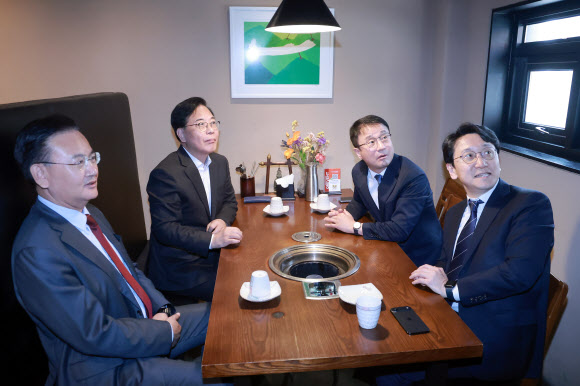 더불어민주당 한병도 원내대표(오른쪽 두번째)와 국민의힘 송언석 원내대표(왼쪽 두번째)가 30일 서울 영등포구청역 인근 식당에서 오찬 회동을 하고 있다. 오른쪽은 더불어민주당 천준호 원내운영수석부대표, 왼쪽은 국민의힘 유상범 원내운영수석부대표. 2026.3.30 연합뉴스