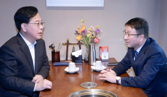 더불어민주당 한병도 원내대표와 국민의힘 송언석 원내대표가 30일 서울 영등포구청역 인근 식당에서 오찬 회동을 하고 있다. 2026.3.30 연합뉴스