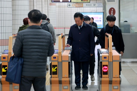 더불어민주당 정청래 대표가 30일 국회로 출근하기 위해 서울지하철 6호선 광흥창역에서 나오고 있다. 2026.3.30 연합뉴스