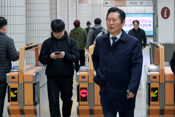 더불어민주당 정청래 대표가 30일 국회로 출근하기 위해 서울지하철 6호선 광흥창역에서 나오고 있다. 2026.3.30 연합뉴스