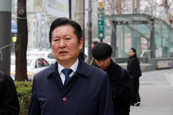 더불어민주당 정청래 대표가 30일 국회로 출근하기 위해 서울지하철 6호선 광흥창역에서 나와 버스 정류장으로 이동하고 있다. 2026.3.30 연합뉴스