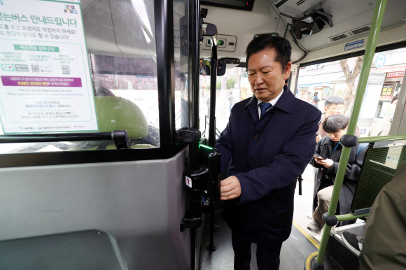 더불어민주당 정청래 대표가 30일 국회로 출근하기 위해 서울지하철 6호선 광흥창역 인근 버스정류장에서 버스에 탑승하고 있다. 2026.3.30 [공동취재] 연합뉴스