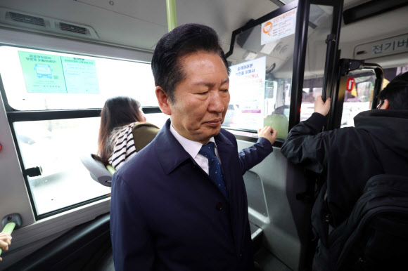 더불어민주당 정청래 대표가 30일 국회로 출근하기 위해 서울지하철 6호선 광흥창역 인근 버스정류장에서 버스에 탑승해 있다. 2026.3.30 [공동취재] 연합뉴스