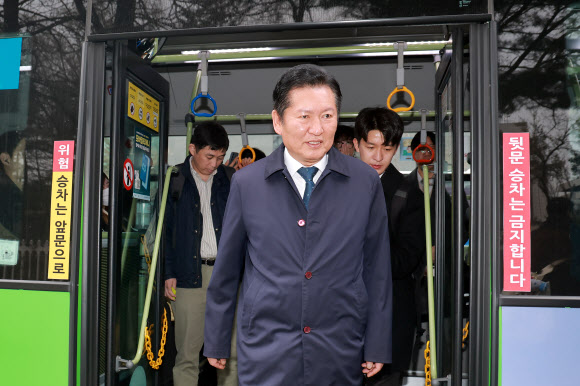 더불어민주당 정청래 대표가 30일 국회 인근 버스정류장에 정차한 버스에서 내리고 있다. 2026.3.30 연합뉴스