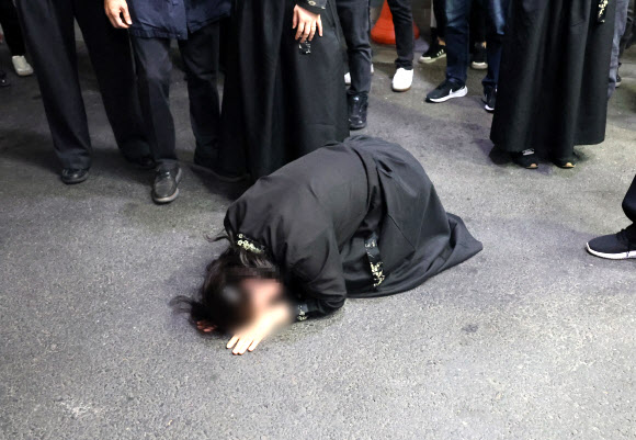 30일 대전의 한 장례식장에서 안전공업 화재 참사 희생자의 마지막 발인이 엄수된 가운데 희생자의 아내가 끝내 바닥에 주저앉아 오열하고 있다. 2026.3.30 연합뉴스