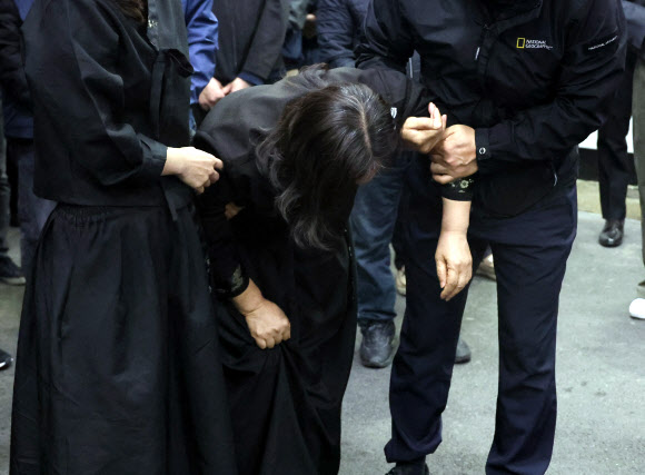 30일 대전의 한 장례식장에서 안전공업 화재 참사 희생자의 마지막 발인이 엄수된 가운데 희생자의 아내가 오열하고 있다. 2026.3.30 연합뉴스