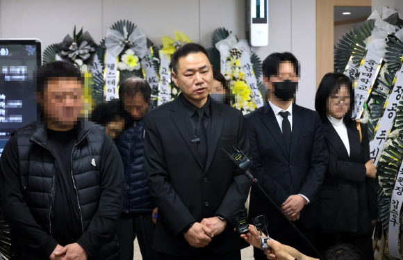 안전공업 화재 참사 희생자의 마지막 발인이 끝난 30일 오전 희생자 유가족들이 언론 인터뷰를 진행하고 있다. 2026.3.30 연합뉴스