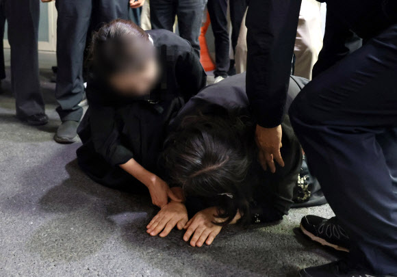 30일 대전의 한 장례식장에서 안전공업 화재 참사 희생자의 마지막 발인이 엄수된 가운데 희생자의 아내가 끝내 바닥에 주저앉아 오열하고 있다. 2026.3.30 연합뉴스