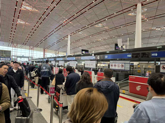 30일 중국 베이징 서우두국제공항에서 북한 평양 순안국제공항으로 향하는 중국국제항공(에어차이나) 항공편(CA 121) 운항이 재개된 가운데, 해당 항공편 수속이 진행되는 H카운터에서 탑승객들이 대기하고 있다. 2026.3.30  연합뉴스