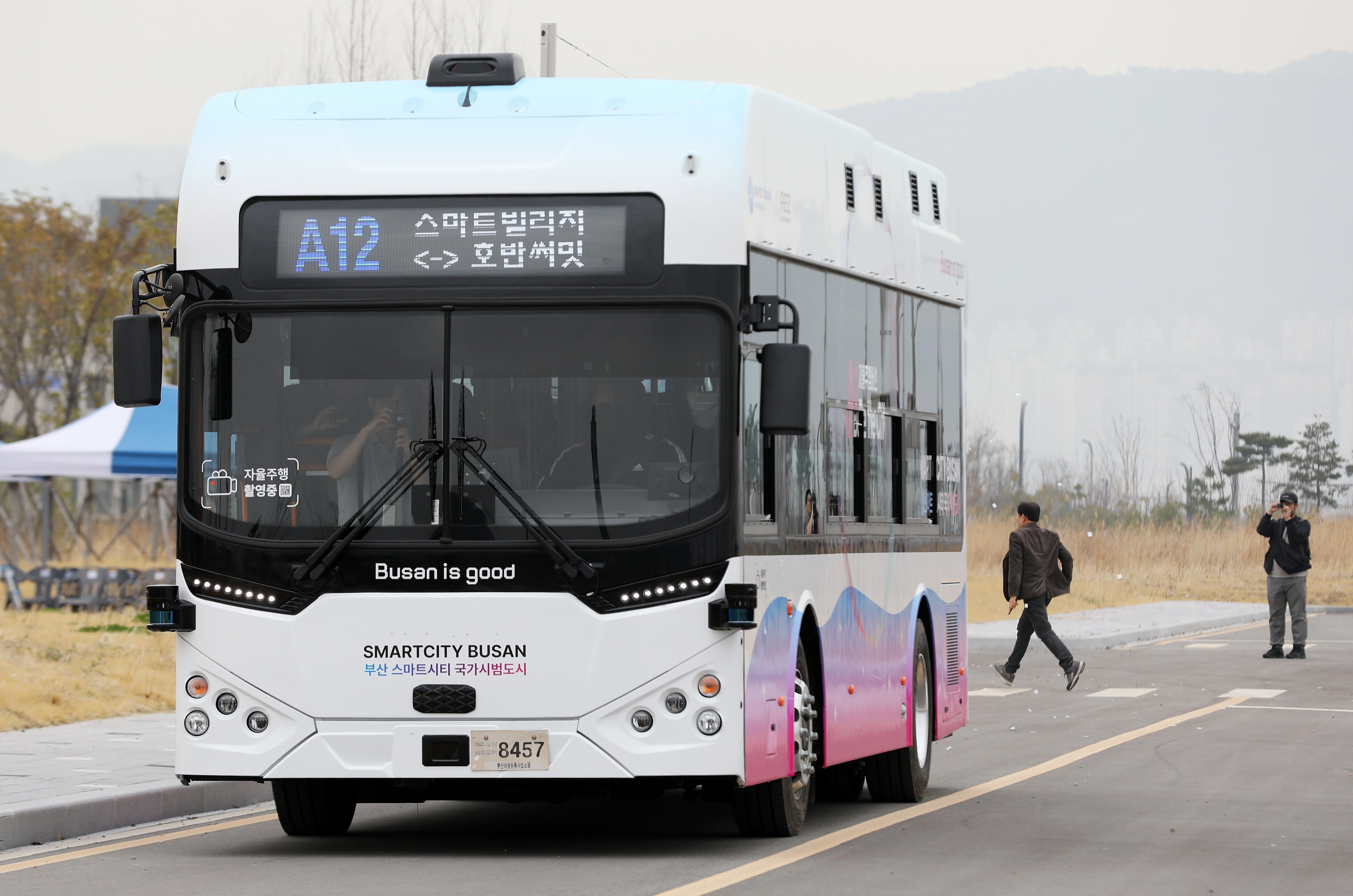 30일 부산 강서구 에코델타시티 스마트시티랩에서 열린 자율주행 모빌리티 서비스 오픈식에서 자율주행버스가 운행되고 있다. 이번 행사는 입주민에게 자율주행버스 운행 시작과 인공지능(AI) 기반 스마트서비스를 알리기 위해 마련됐다. 자율주행버스는 4월부터 주거지역과 스마트빌리지 어반테크하우스를 잇는 왕복 약 10㎞ 구간(9개 정류장)에서 시범 운행에 들어간다. 2026.3.30. 뉴스1