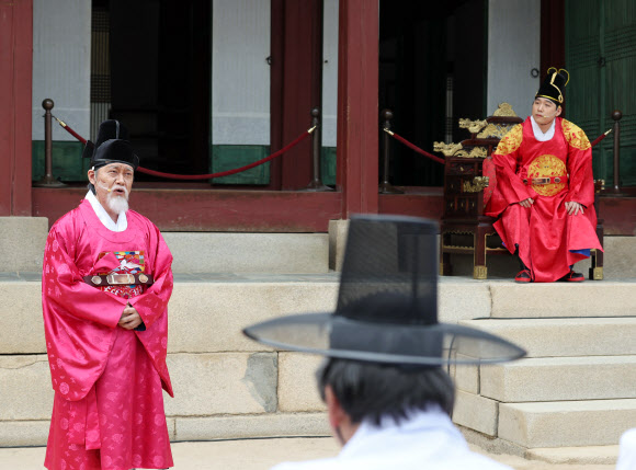 30일 서울 경복궁 만춘전에서 열린 제6회 퇴계선생 마지막 귀향길 재현행사 개막식에서 퇴계 이황이 선조에게 사직 상소를 올리는 장면을 그린 연극 공연이 펼쳐지고 있다. 2026.3.30  연합뉴스