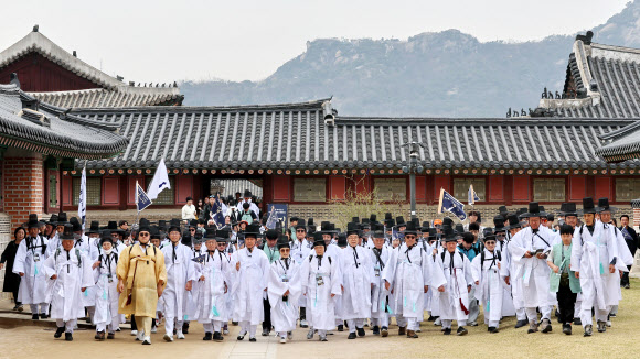 30일 서울 경복궁에서 열린 제6회 퇴계선생 마지막 귀향길 재현행사에서 귀향길 재현 일행이 사정전 일원에서 출발하고 있다. 2026.3.30  연합뉴스