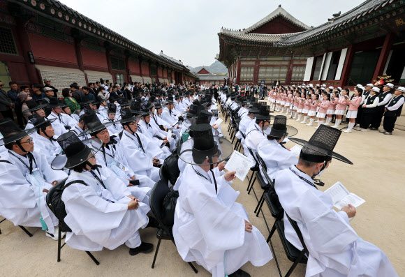 30일 서울 경복궁 만춘전에서 열린 제6회 퇴계선생 마지막 귀향길 재현행사 개막식에서 합창단이 도산십이곡을 부르고 있다. 2026.3.30  연합뉴스