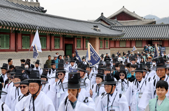 30일 서울 경복궁에서 열린 제6회 퇴계선생 마지막 귀향길 재현행사에서 귀향길 재현 일행이 사정전 일원에서 출발하고 있다. 2026.3.30  연합뉴스